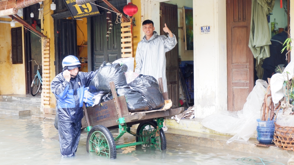 Quảng Nam: Nước sông dâng nhanh, phố cổ Hội An đang ngập lênh láng