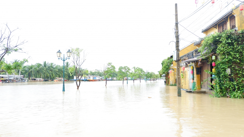 Quảng Nam: Nước sông dâng nhanh, phố cổ Hội An đang ngập lênh láng