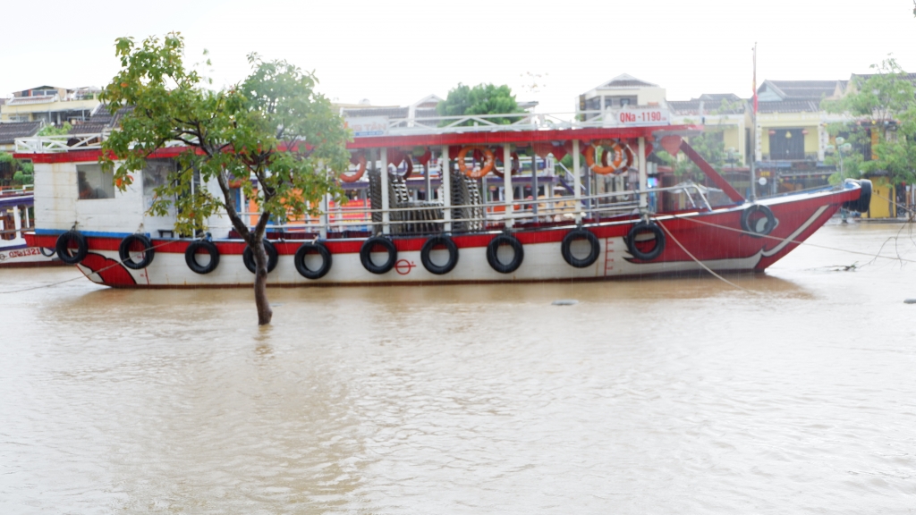 Quảng Nam: Nước sông dâng nhanh, phố cổ Hội An đang ngập lênh láng