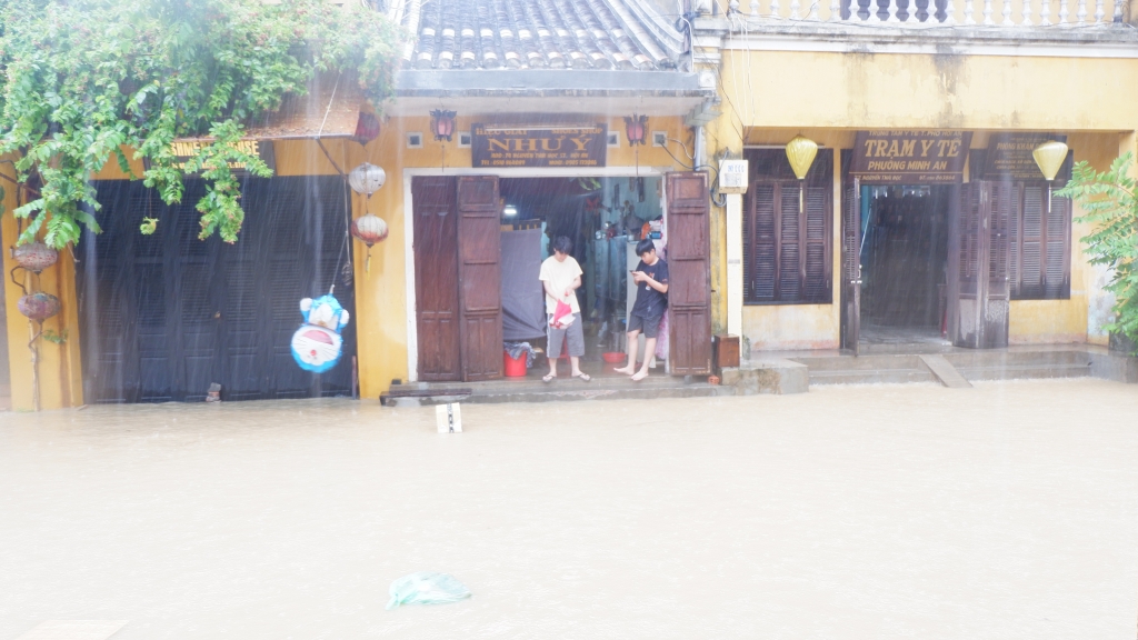 Quảng Nam: Lũ về nhanh, phố cổ Hội An chìm trong biển nước