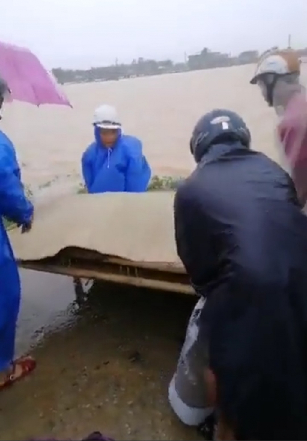 Quảng Nam: Vợ chồng trẻ bị nước lũ cuốn trôi thương tâm trong lúc trở về quê