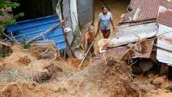 Quảng Nam: Sạt lở núi sau lũ, hàng ngàn mét khối đất đá tràn vào nhà dân