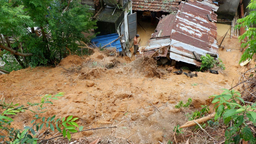 Quảng Nam: Sạt lở núi sau lũ, hàng ngàn m3 đất đá tràn vào nhà dân