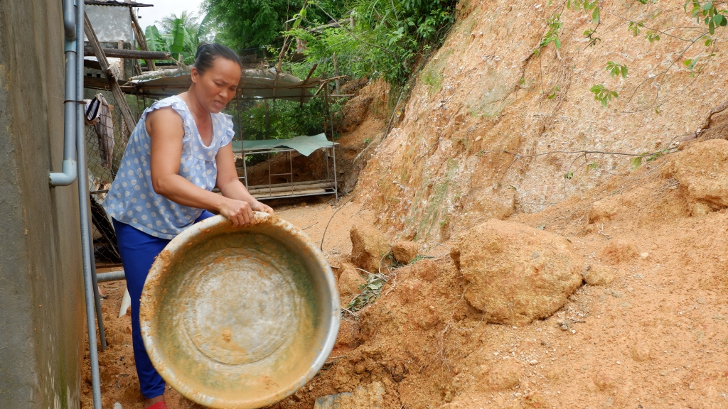 Quảng Nam: Sạt lở núi sau lũ, hàng ngàn m3 đất đá tràn vào nhà dân