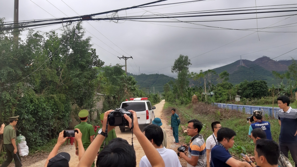 Cứu hộ ở thủy điện Rào Trăng 3: Xe cứu thương đưa các nạn nhân ra khỏi ngã ba Tân Lập - Phong Xuân
