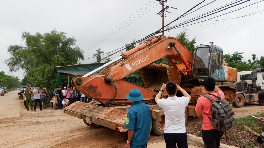 Cập nhật: Máy xúc tiếp tục được huy động đến Tiểu khu 67