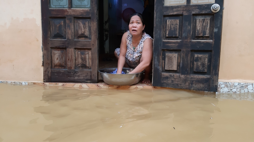 Thừa Thiên - Huế: Lũ đầu nguồn về nhanh, hàng ngàn nhà dân ngập sâu trở lại