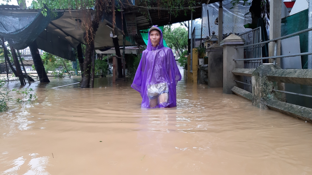 Thừa Thiên - Huế: Lũ đầu nguồn về nhanh, hàng ngàn nhà dân ngập sâu trở lại