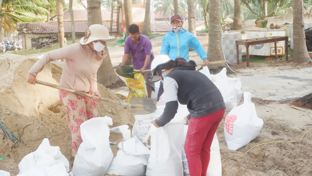 Quảng Nam: Bất chấp sóng lớn, hàng trăm người lao vào cứu bờ biển Cửa Đại