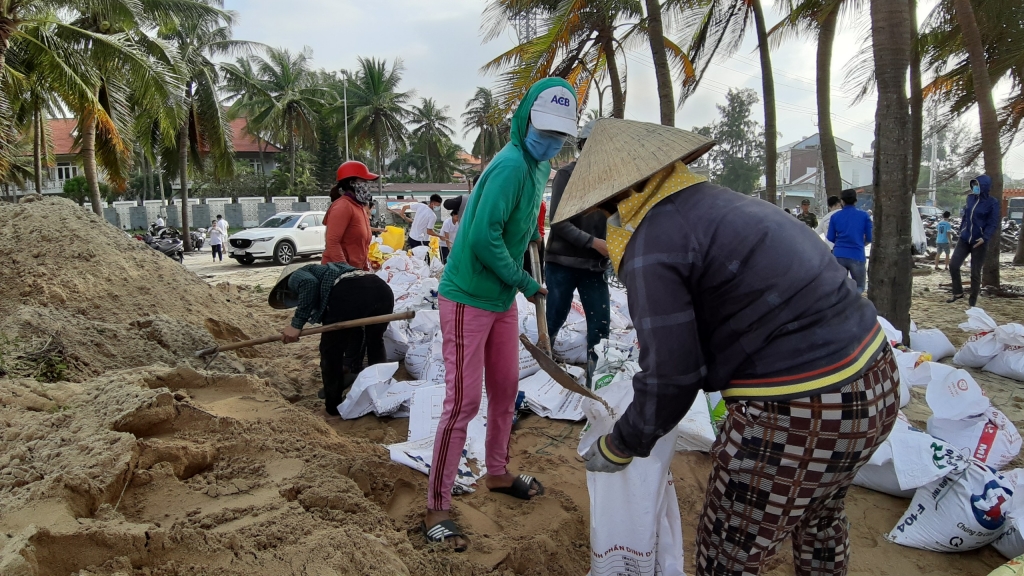 Quảng Nam: Bất chấp sóng lớn, hàng trăm người lao vào cứu bờ biển Cửa Đại