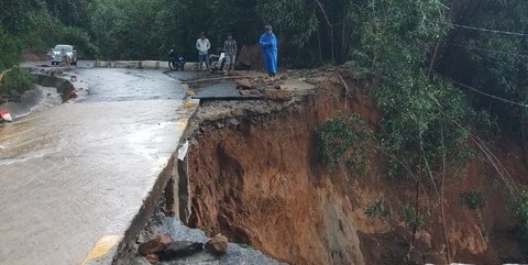 Quảng Nam: Đèo Le sạt lở nặng, giao thông ách tắc sau mưa lớn