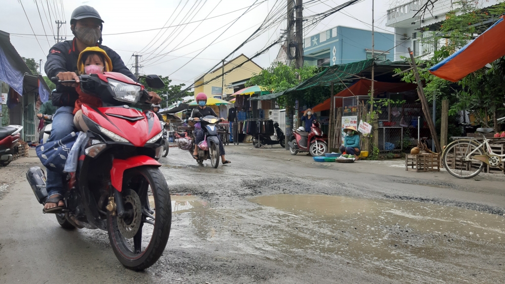 Quảng Nam: Vướng đền bù, đường dân sinh thành "ruộng" sau mưa lũ