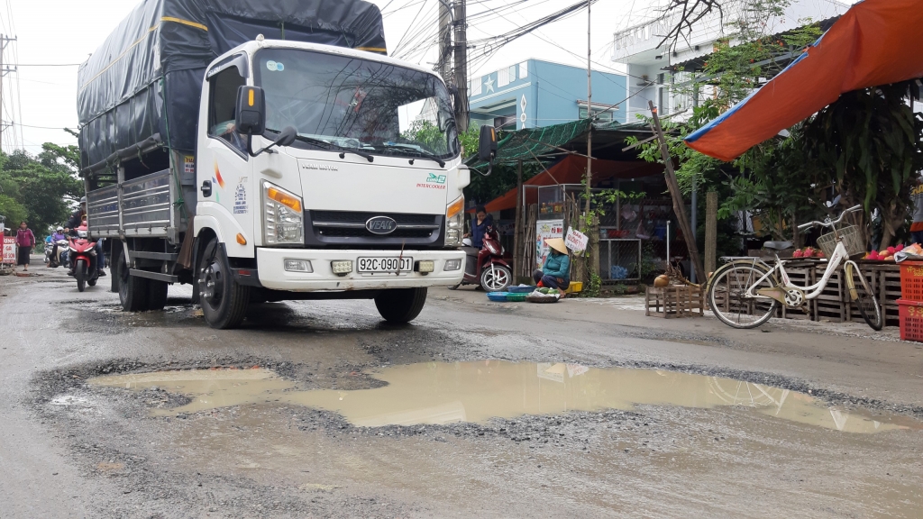 Quảng Nam: Đường dân sinh thành "ruộng", đời sống người dân khốn khổ