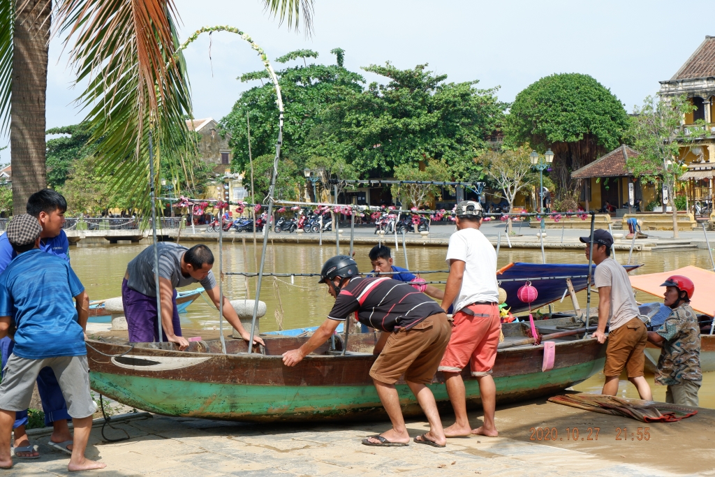 Quảng Nam: Người dân hối hả chằng chống nhà cửa trước nguy cơ bão Molave đổ bộ