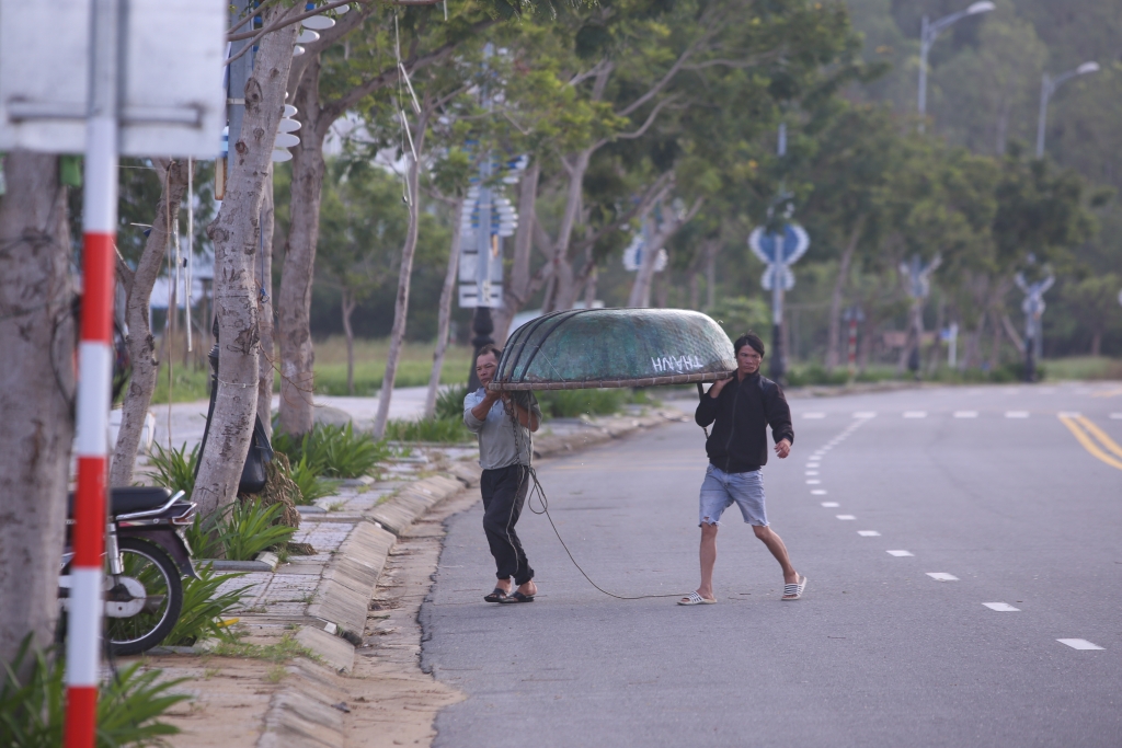 Đà Nẵng: Tàu, thuyền được ngư dân di chuyển cấp tốc vào đất liền để tránh bão Molave