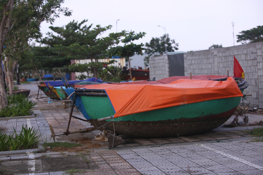 Đà Nẵng: Tàu, thuyền được ngư dân di chuyển cấp tốc vào đất liền để tránh bão Molave