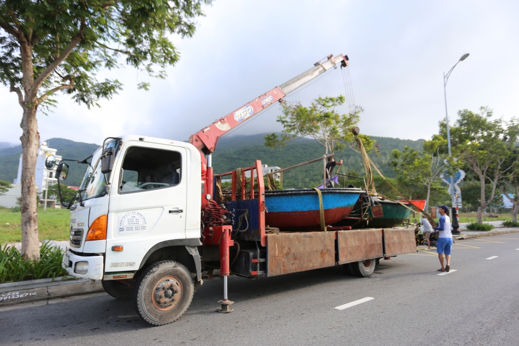 Đà Nẵng: Tàu, thuyền được ngư dân di chuyển cấp tốc vào đất liền để tránh bão Molave