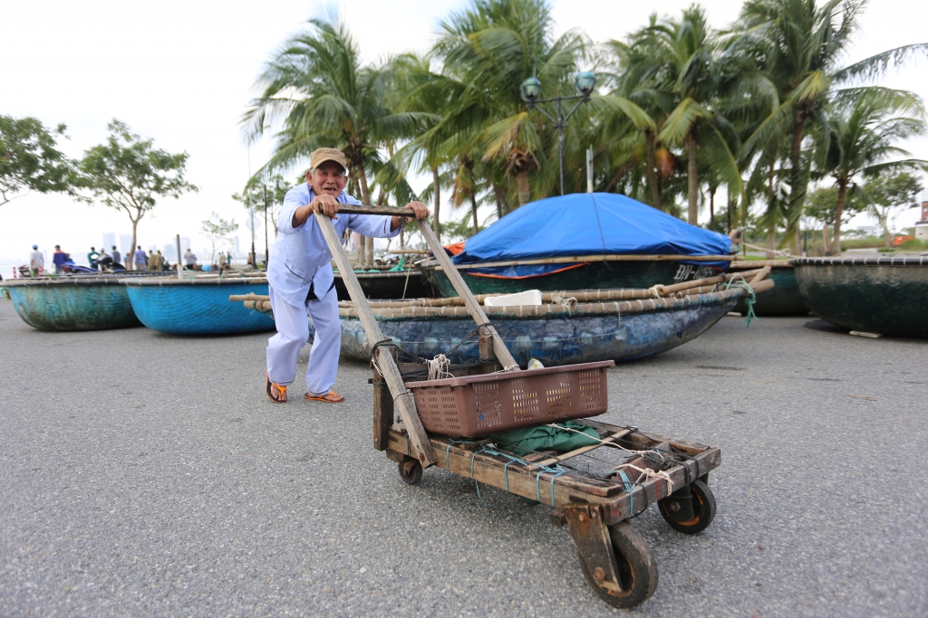 Đà Nẵng: Tàu, thuyền được ngư dân di chuyển cấp tốc vào đất liền để tránh bão Molave