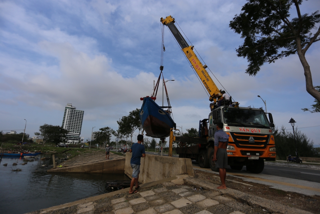 Đà Nẵng: Tàu, thuyền được ngư dân di chuyển cấp tốc vào đất liền để tránh bão Molave