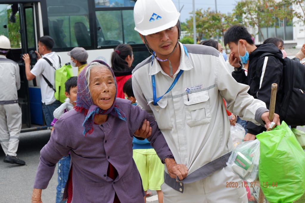 Di dời dân tránh bão Molave: "Vô đây, bà con không còn sợ nữa"