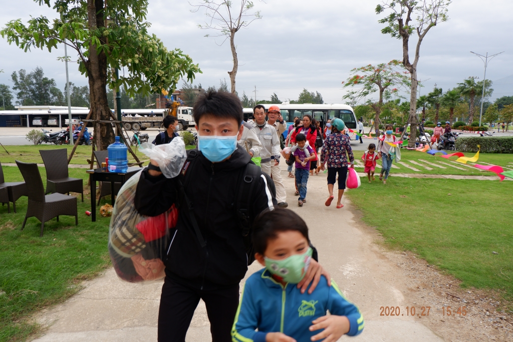 Di dời dân tránh bão Molave: "Vô đây, bà con không còn sợ nữa"