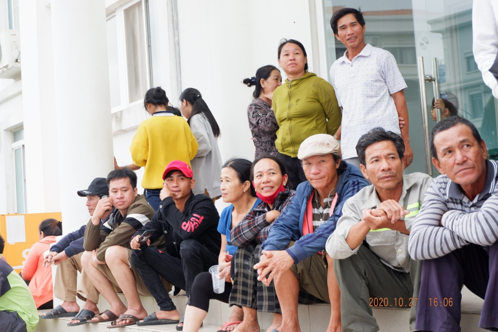 Di dời dân tránh bão Molave: "Vô đây, bà con không còn sợ nữa"