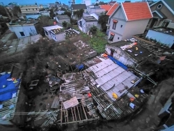 Cập nhật bão số 9: Gió giật cấp 11 tại Lý Sơn, nhiều nhà dân bị tốc mái