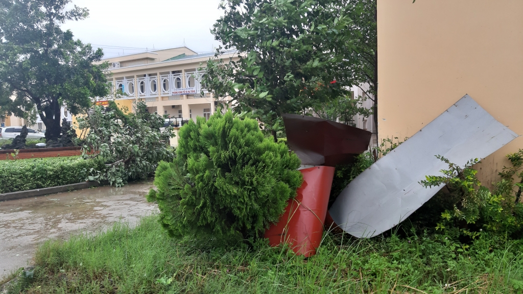 Cập nhật bão số 9: Tâm bão cách TP Quảng Ngãi 85km, nhiều đường giao thông bị cô lập