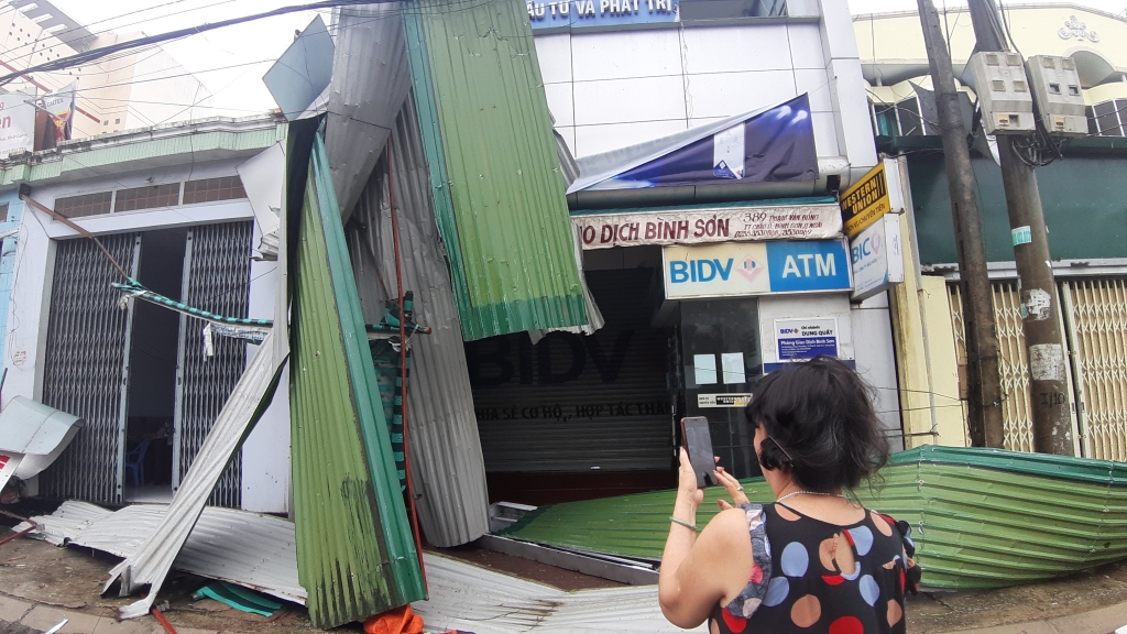 Cập nhật bão số 9: Tâm bão đang vào Quảng Ngãi, đã có có hai người tử vong