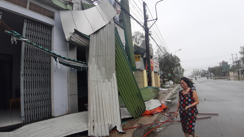 Cập nhật bão số 9: Tâm bão đang vào Quảng Ngãi, đã có có hai người tử vong