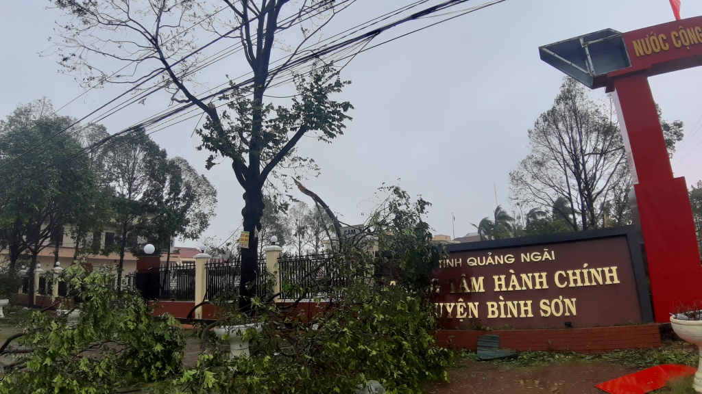 Cập nhật bão số 9: Tâm bão đang vào Quảng Ngãi, đã có có hai người tử vong