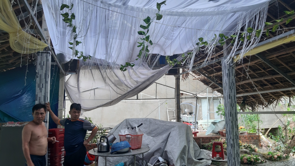Bị bão càng quét kinh khủng, vùng quê Quảng Ngãi xơ xác