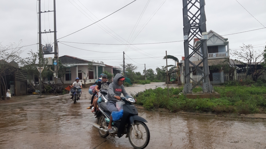 Bị bão càng quét kinh khủng, vùng quê Quảng Ngãi xác xơ