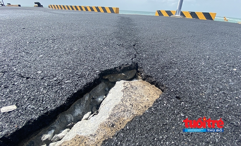 Quảng Ngãi: Cảng Bến Đình gần 260 tỉ đồng ở Lý Sơn bị nứt, bong tróc sau bão số 9 Quảng Ngãi: Cảng Bến Đình gần 260 tỉ đồng ở Lý Sơn bị nứt, bong tróc sau bão số 9