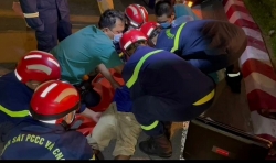 Đà Nẵng: Giải cứu nam tài xế bị mắc kẹt trong cabin xe tải gần Cầu Rồng