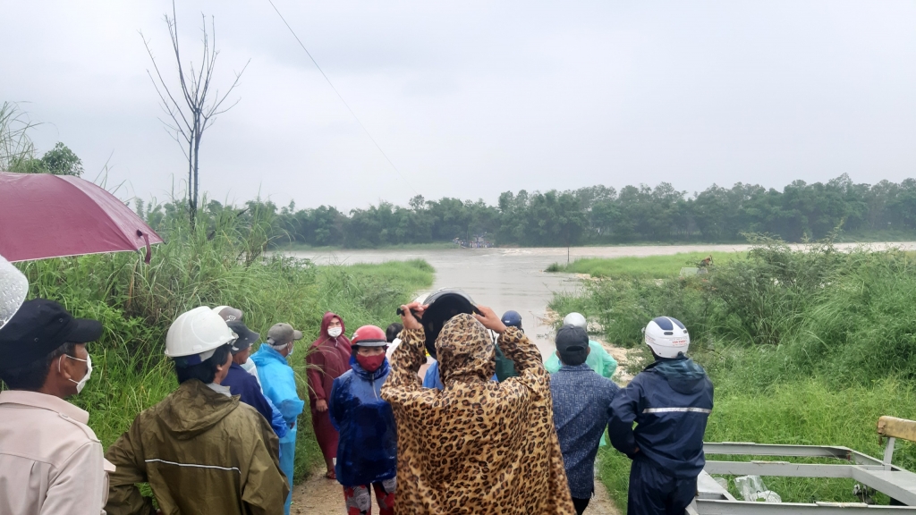 Quảng Nam: Gánh giá đỗ qua dòng nước lũ, một phụ nữ bị cuốn trôi