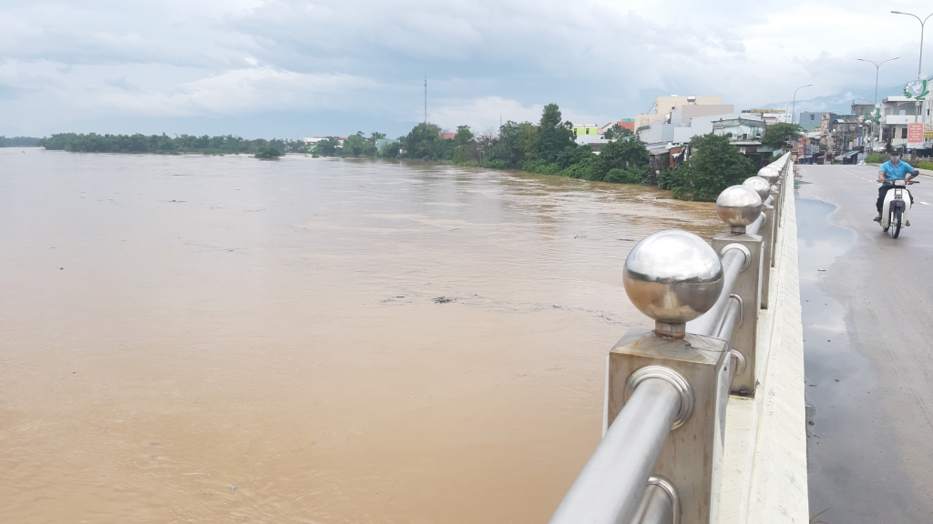 Quảng Nam: Nước lũ đang rút chậm, tỉnh lộ 609 lên xã Đại Lãnh bị chia cắt