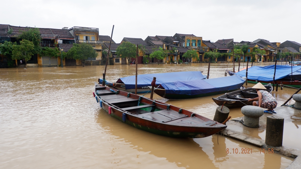 Quảng Nam: Người dân Hội An lội bộ xem nước lũ ngập lênh láng phố cổ