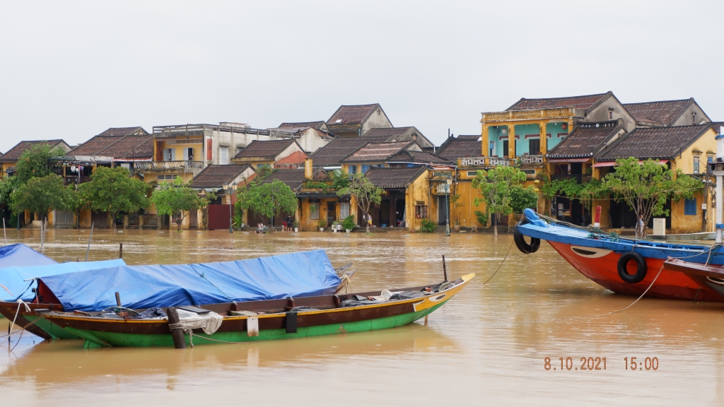 Quảng Nam: Người dân Hội An lội bộ xem nước lũ ngập lênh láng phố cổ