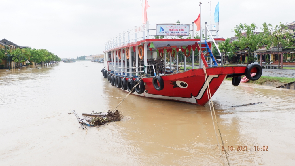 Quảng Nam: Người dân Hội An lội bộ xem nước lũ ngập lênh láng phố cổ