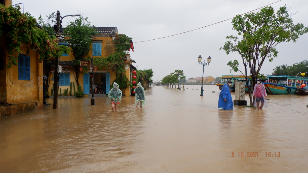 Quảng Nam: Người dân Hội An lội bộ xem nước lũ ngập lênh láng phố cổ