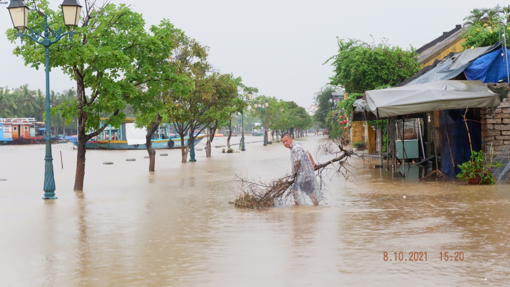 Quảng Nam: Người dân Hội An lội bộ xem nước lũ ngập lênh láng phố cổ