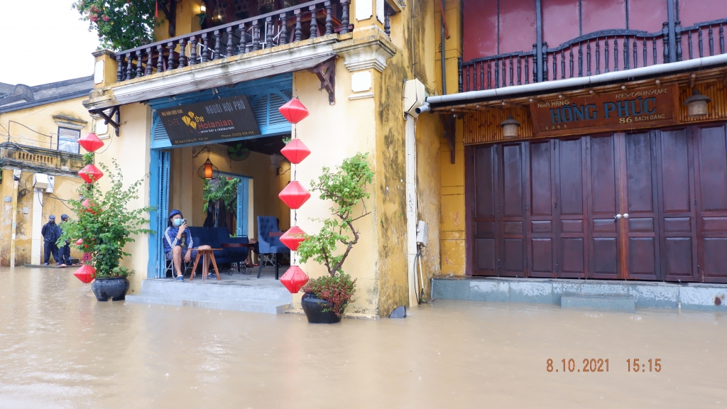 Quảng Nam: Người dân Hội An lội bộ xem nước lũ ngập lênh láng phố cổ