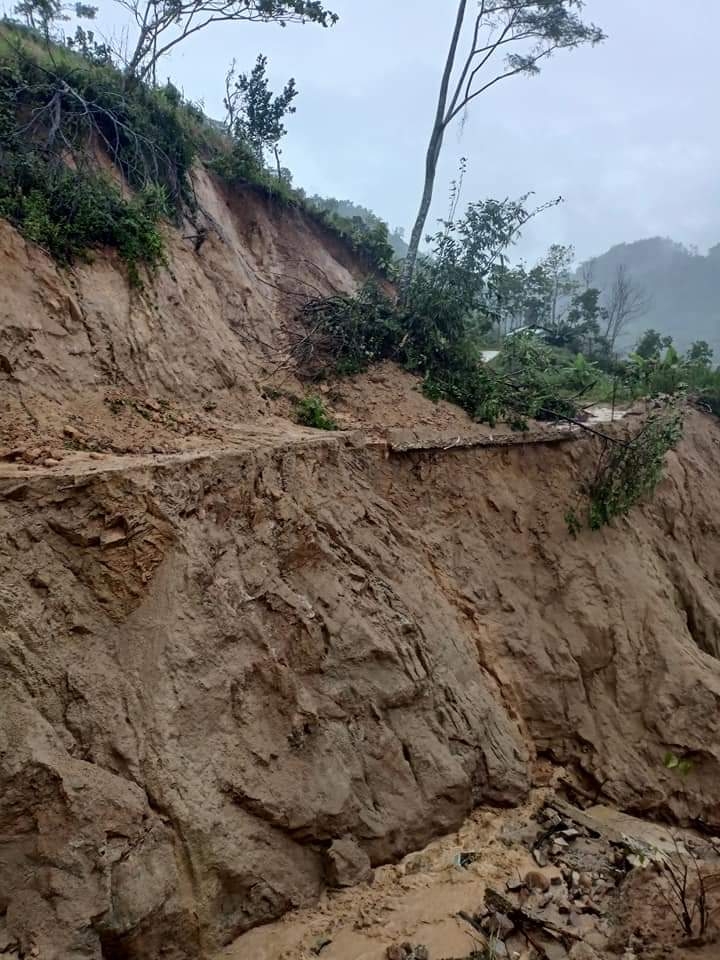 Quảng Nam: Mưa lớn gây sạt lở khủng khiếp tại miền núi, lũ đầu nguồn đang lên