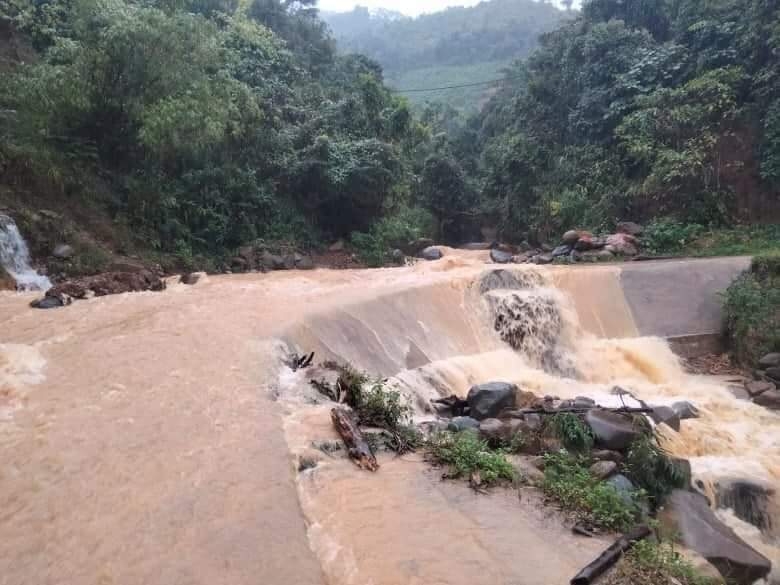 Quảng Nam: Mưa lớn gây sạt lở tại miền núi, lũ đầu nguồn đang lên