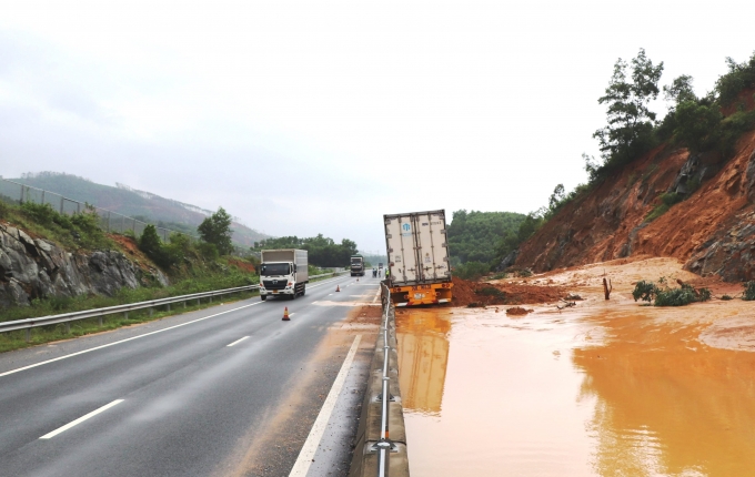 Quảng Nam: Cao tốc sạt lở, hàng trăm hộ dân phải di dời khẩn