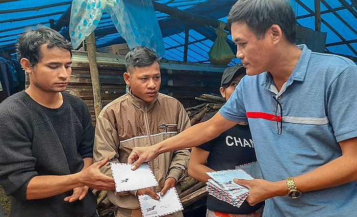 Báo Tuổi trẻ Thủ đô tiếp tục trao tiền bạn đọc hỗ trợ đến nạn nhân trong vụ sạt lở tại Quảng Nam