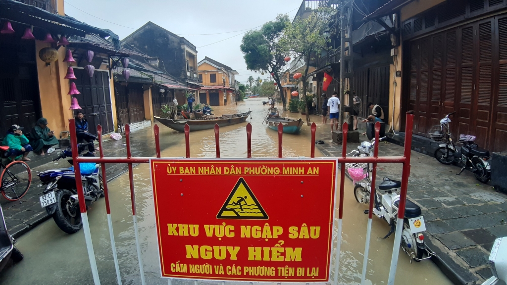 Quảng Nam: Phố cổ Hội An chìm trong biển nước lũ
