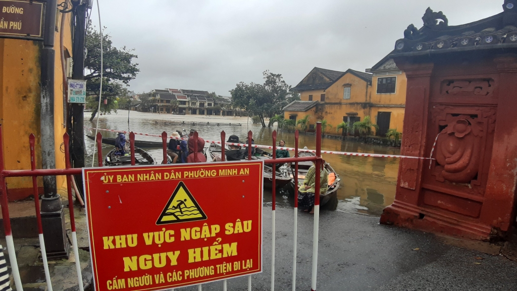 Quảng Nam: Phố cổ Hội An chìm trong biển nước lũ Quảng Nam: Phố cổ Hội An chìm trong biển nước lũ