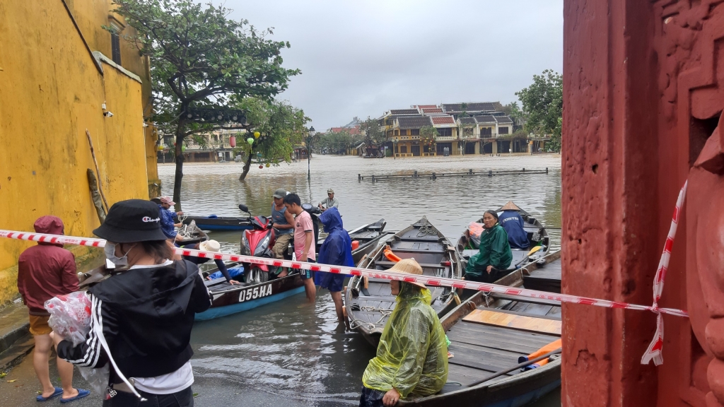 Quảng Nam: Phố cổ Hội An chìm trong biển nước lũ